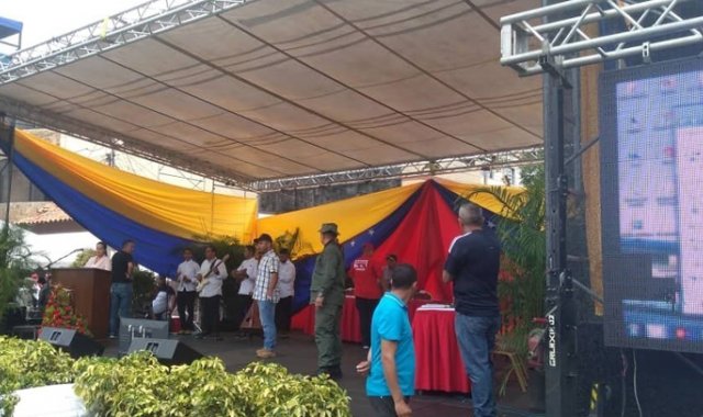 Así se encuentra en este momento el punto donde se llevará a cabo la sesión.  La Opinión