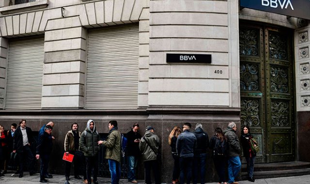 El gobierno argentino también endureció un férreo control de cambio y de capitales para contener la salida de divisas que impulsa el precio del dólar. Archivo