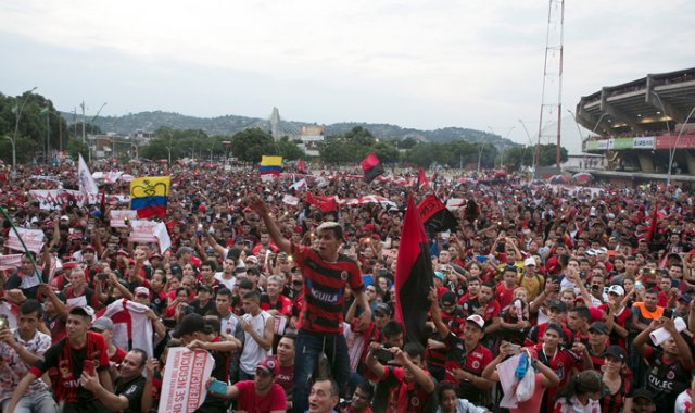 La masa de gente apasionada por un club creado hace más de 90 años, demostró su cansancio de las decisiones administrativas en el evento denominado el ‘Día del Hincha Rojinegro’. Juan Pablo Cohen