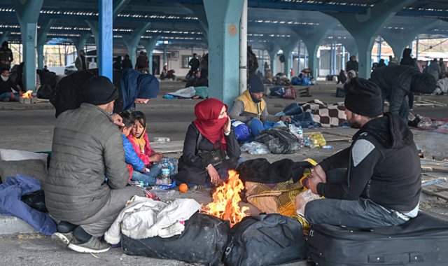 Los dos países llevarán a cabo patrullas conjuntas en la autopista M4, un eje estratégico que cruza la región siria de Idlib.
AFP