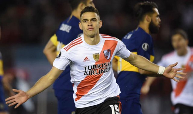 Rafael Santos Borré es el colombiano con mejor presente en la Superliga Argentina ya que es el goleador del campeonato con 12 tantos. AFP