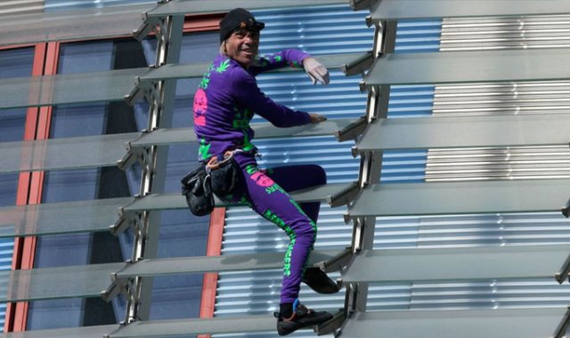 Con más de un centenar de inmuebles en su carrera iniciada en 1994, el hombre araña francés figura en el libro Guinness de los récords. Tomada de Twitter