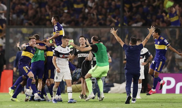 Boca Juniors es dirigida por Miguel Ángel Russo quien en medio de la celebración dijo que este título también era de Gustavo Alfaro, exdirector técnico que estuvo a cargo en los primeros 16 partidos del torneo. AFP