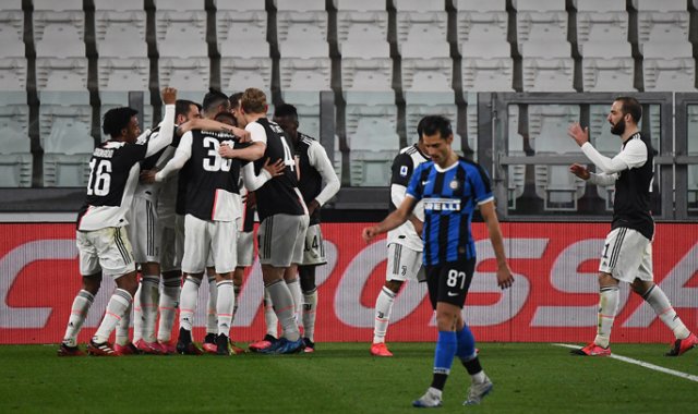 Juventus recuperó la cima en Italia luego de vencer 2-0 con goles de Aaron Ramsey y Paulo Dybala, al Inter de Milán, que quedó relegado en el tercer lugar a 9 puntos del líder.
AFP