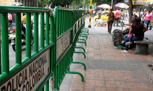 La sorpresa se la llevaron los vendedores informales al llegar en la mañana al parque Santander y encontrar que el lugar estaba cercado por vallas de la Policía Nacional. Mario Caicedo