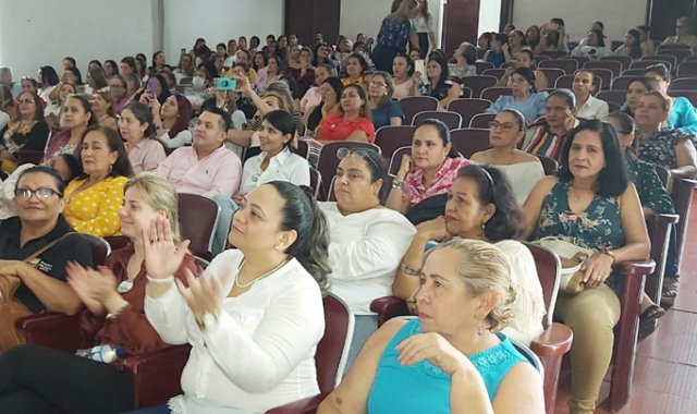 La Alcaldía de Cúcuta programó una actividad en el Teatro Municipal, con la cual reconoció la labor de todas sus trabajadoras, recordando la lucha histórica de las mujeres por la defensa de sus derechos humanos. Alcaldía de Cúcuta