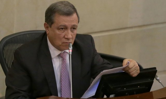 La intención que tuvo el expresidente del Senado, Ernesto Macías, de cerrarle la posibilidad a la oposición para replicar un discurso de Iván Duque, fue cuestionada por el CNE. Archivo