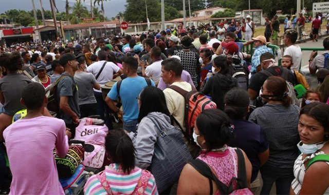 Las aglutinaciones en La Parada congregan a Venezolanos y Colombianos que buscan retornar al país vecino.  Juan Pablo Cohén La Opinión