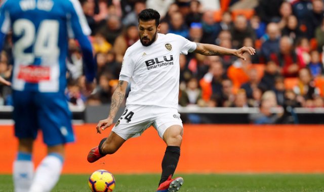 El defensa argentino Ezequiel Garay anunció que ha dado positivo por coronavirus y se ha convertido en el primer jugador de LaLiga que desvela estar contagiado. Tomada de Twitter @Garay_24