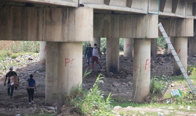 Por las trochas se siguen arriesgando a pasar algunos, tanto en las que están cerca del puente como las que están en la vía Boconó.
Juan Pablo Cohen
