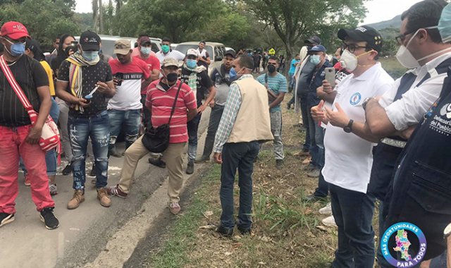 El Gobernador de Norte de Santander, Silvano Serrano, encabezó la delegación que medió para que los manifestantes levantaran los bloqueos en la vía entre Tibú y Cúcuta y Ocaña y Cúcuta. Cortesía La Opinión