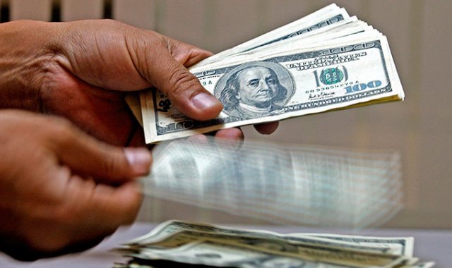 El incremento en los precios del crudo de la jornada de ayer, no contrarresto la subida del dólar. Los inversionistas continúan refugiándose es la divisa estadounidense. Archivo