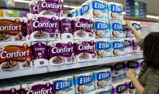 El frenesí por los rollos de papel trasciende las barreras culturales e incluso ha ocasionado violentos enfrentamientos entre las personas. Archivo