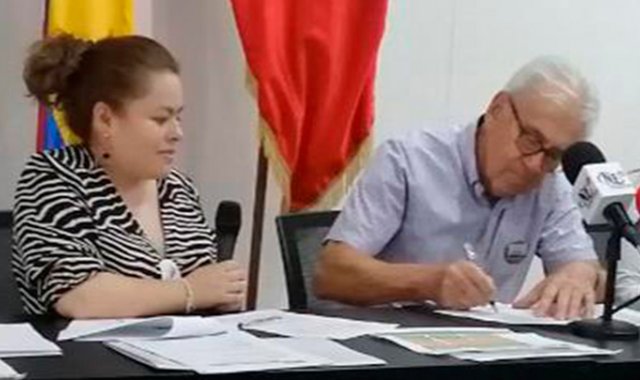 Johana Reyes, en el momento que asumió el cargo ante el alcalde Jairo Yáñez. Archivo