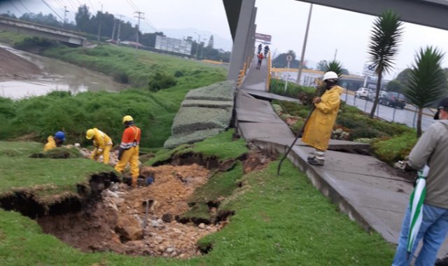 La ruptura de un tubo madre dejó sin servicio de agua a los habitantes de Chía, en Cundinamarca. Tomada de Twitter