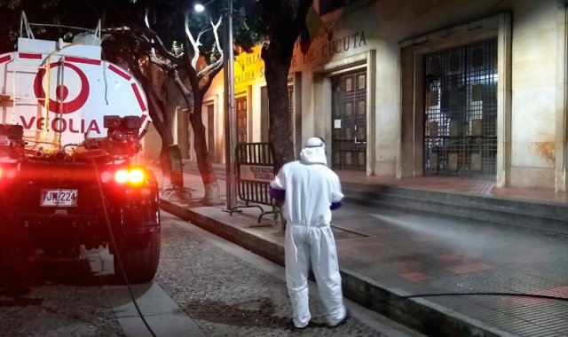 La calle 11 frente a la Alcaldía fue desinfectada. Cortesía