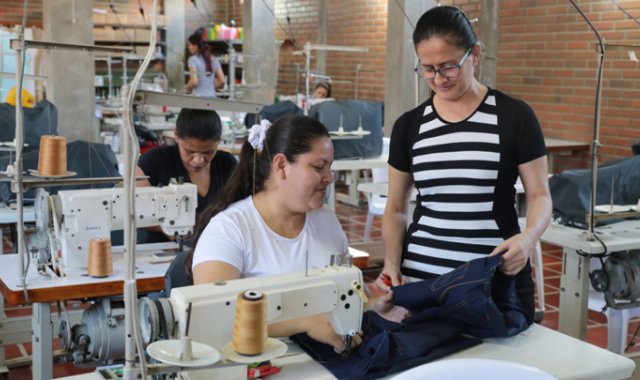 Cúcuta emplea a veinticinco mil personas en la confección de bluyines, entre formales e informales. Archivo