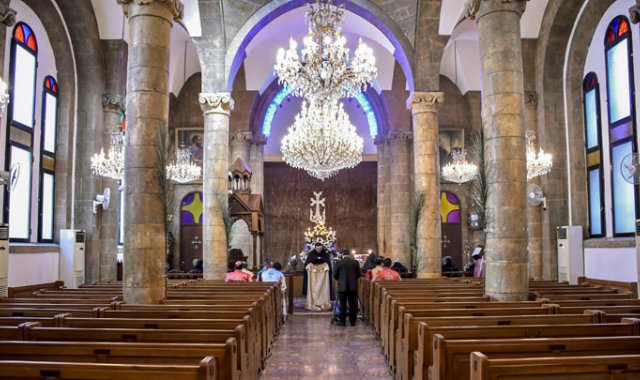 Los clérigos asisten a una misa del Viernes Santo sin fieles, debido a la pandemia de coronavirus COVID-19, en la Iglesia Apostólica Armenia Surp Kevork (Iglesia de San Jorge) en la ciudad norteña siria de Alepo. AFP