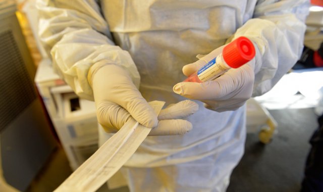 Un kit de prueba para detectar el coronavirus, COVID-19, en el Hospital Newton-Wellesley en Newton, Massachusetts. AFP