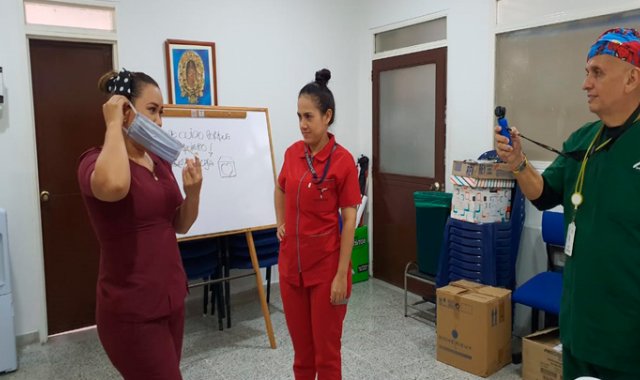 Aquí los expertos explican la forma correcta de ponerse el tapabocas sin peligro de quedar contagiado. Cortesía