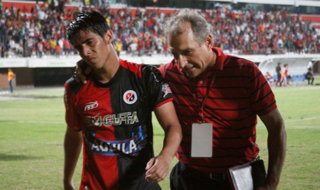 Mauricio duarte (Izq), llora la perdida de la categoría luego de que el rojinegro fuera superado por Fortaleza con un marcador global de 2-1 en los juegos de la ya extinta Promoción en el año 2013. Archivo