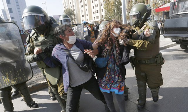 Cerca de cincuenta manifestantes protestaron cerca a la  Plaza Italia de Santiago violando la orden que prohíbe la concentración de personas para frenar los contagios del COVID-19.
 AFP