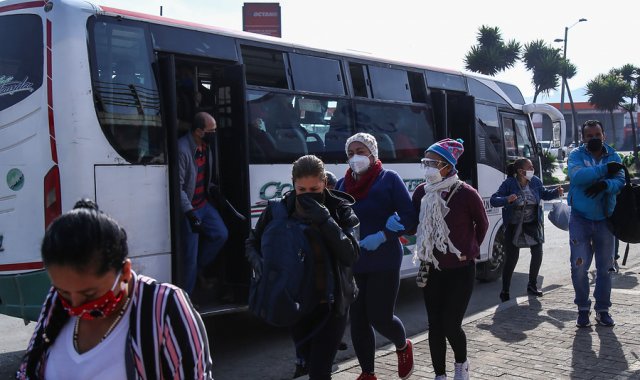 El traslado terrestre de pasajeros solo está permitido excepcionalmente por razones humanitarias. Colprensa.