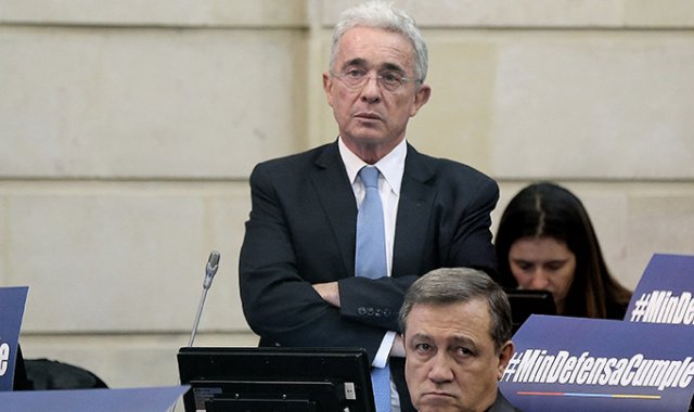 Todo se circunscribe a las declaraciones que dio el legislador del Partido de la U sobre el polémico contrato de publicidad que suscribió la Presidencia de la República con una empresa que relacionó él con Uribe,.