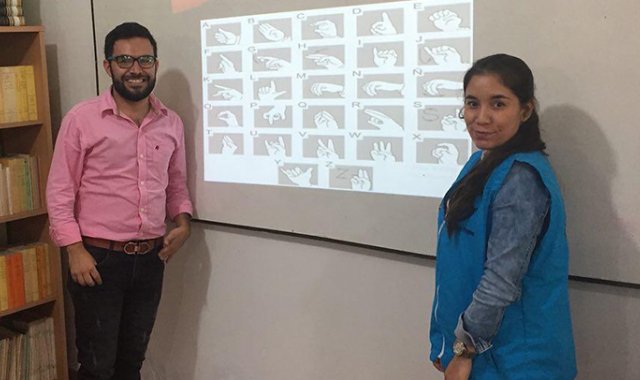 En tiempos del coronavirus surgen acciones altruistas para ayudar a la población con discapacidad auditiva. Cortesía