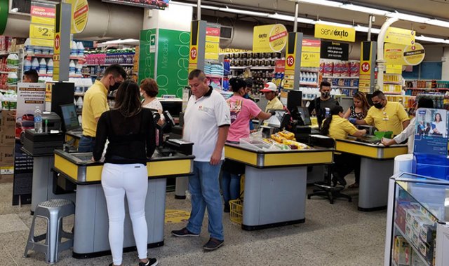 A pesar de la situación actual de la pandemia del coronavirus, los bienes de la canasta familia no han disminuido su demanda. Archivo La Opinión