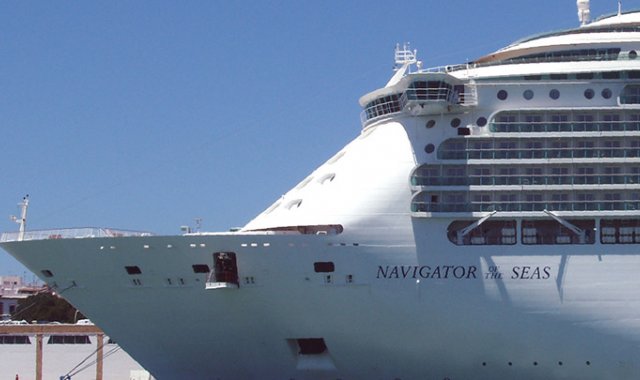 El Navigator of the Seas es uno de los cruceros que se encuentra navegando en las aguas sin ningún rumbo. Tomado de Twitter / @administrador4