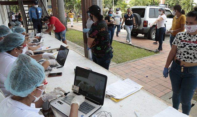 La secretaría de la mujer del departamento hizo entrega de 452 Kits de alimentos a la población Lgbti/Osigd. Archivo La Opinión