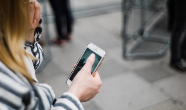 Verifique que tan cierta es la información recibida antes de compartirla.  John Tuesday / Unsplash