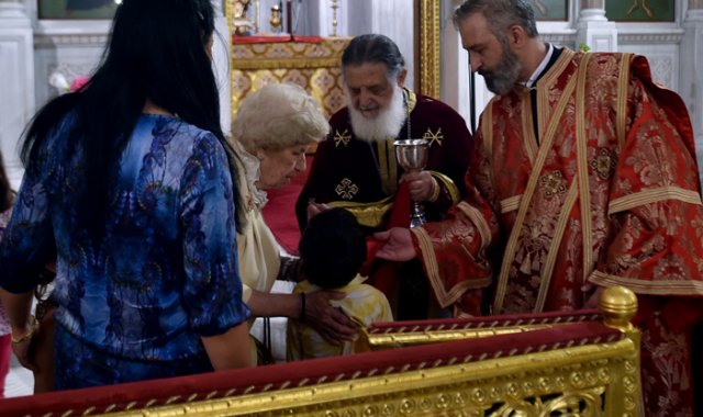 En el marco del desconfinamiento gradual iniciado el 4 de mayo, las iglesias fueron autorizadas a partir del 17 de mayo a volver a abrir a condición de respetar una serie de medidas, entre ellas el distanciamiento social.