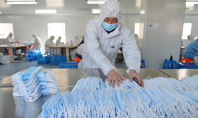Con la epidemia del Sars en 2003, las mascarillas resurgieron en las zonas más afectadas de Asia, especialmente en Hong Kong. AFP