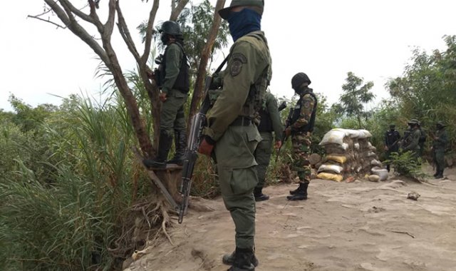 Autoridades venezolanas impiden el paso de personas. Cortesía