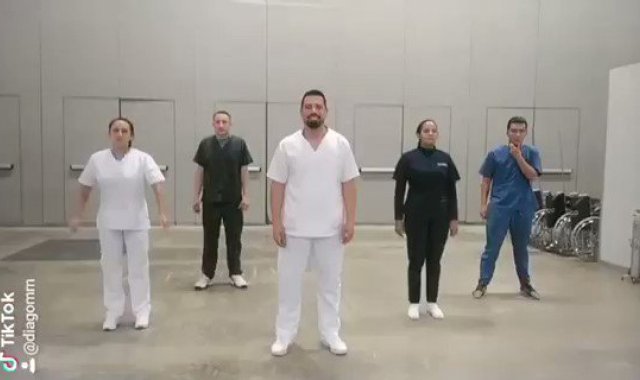 Los trabajadores publicaron tres videos en la red social TikTok. Tomada de Twitter