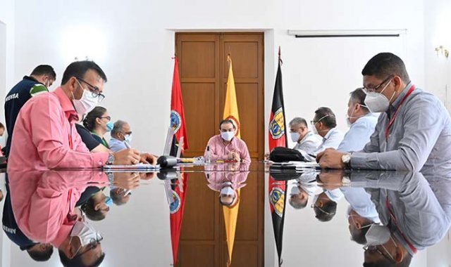 El gobernador Silvano Serrano se reunió con el director del Instituto Departamental de Salud, Carlos Martínez; el rector de la Unipamplona, Ivaldo Torres Chávez, y gerentes de las ESE del departamento, para coordinar acciones contra el coronavirus. Cortesía/La Opinión