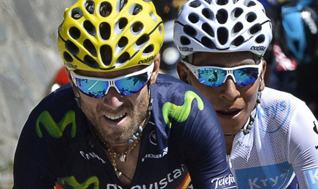 Alejandro Valverde y Nairo Quintana (atrás) compartieron equipo en Movistar Team de 2012 al 2019. Archivo