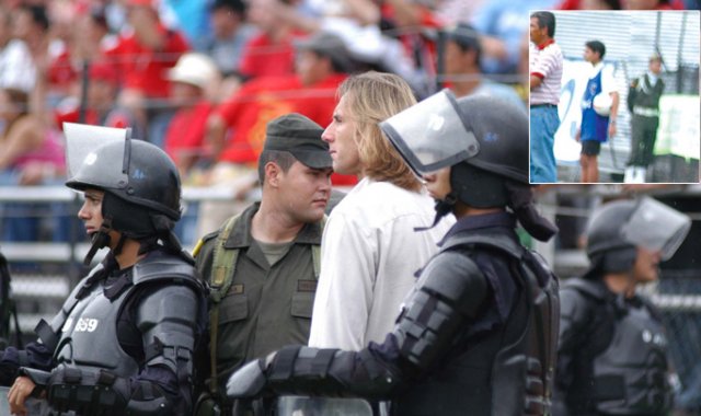 Cúcuta e Independiente Santa Fe chocaron el 7 de mayo del 2006. Los rojinegros ganaron 2-0 y terminaron esa jornada como lideres. Pinto (superior) fue campeón con el Cúcuta ese año. Archivo