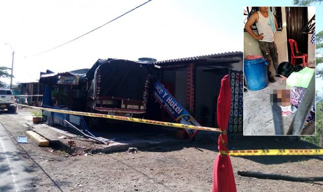 El camión terminó en el restaurante arrasando todo a su paso. Cortesía