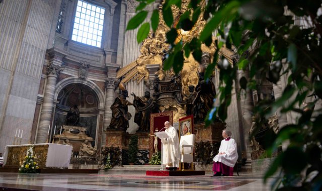 El papa Francisco expresó su preocupación por "los miles de migrantes, refugiados, solicitantes de asilo y desplazados internos en Libia". AFP