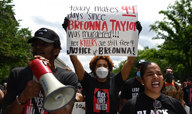 Miles de personas asistieron a múltiples protestas realizadas ayer en varias ciudades de Estados Unidos para denunciar el raciscmo, la opresión y la violencia policial. Hace 155 años se abolió la esclavitud en Estados Unidos. AFP