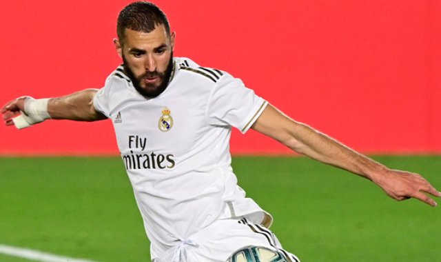 Karim Benzema alcanzó en la jornada anterior, 243 goles con el Real Madrid. Hoy enfrentará a la Real Sociedad en búsqueda del liderato. AFP