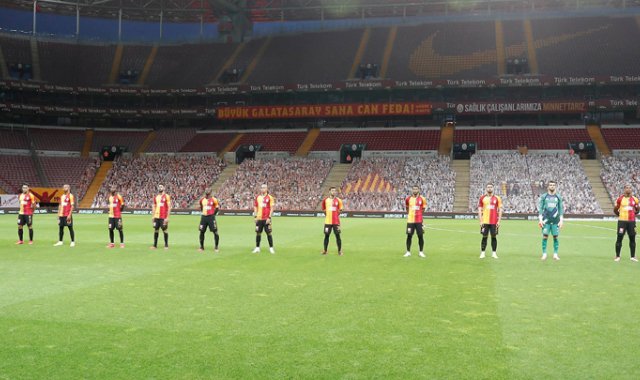 El partido se jugó bajo estrictos protocolos de bioseguridad por la pandemia. Tomada de Twitter @GalatasaraySK