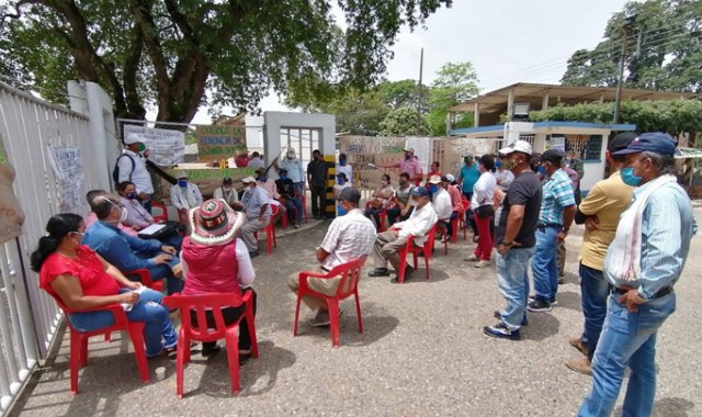 Usuarios del Programa Agroindustrial desarrollaron un plantón. La Opinión