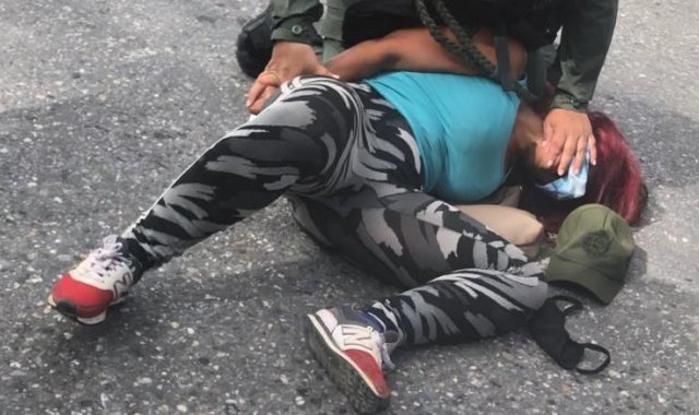 "¡La están matando!", se escucha gritar a terceras personas. "¡Me quitó la pistola!", asegura la uniformada. Twitter.