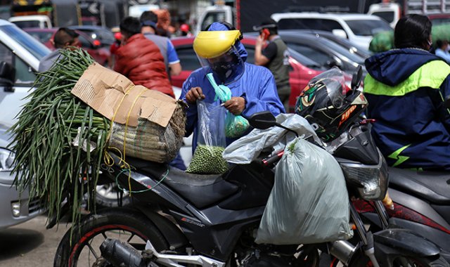 Compra de alimentos con los protocolos de bioseguridad. Colprensa