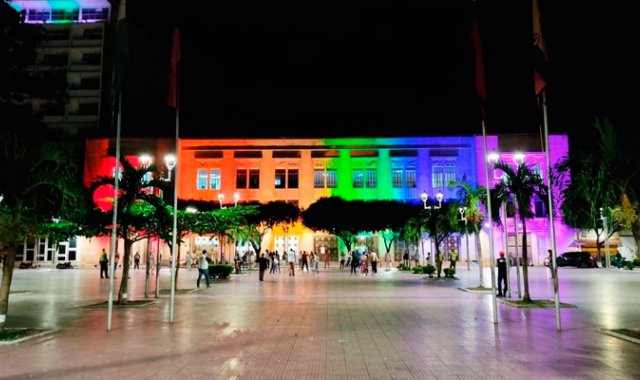La Alcaldía de Cúcuta estuvo iluminada por los colores de las banderas del orgullo gay y trans. Cortesía