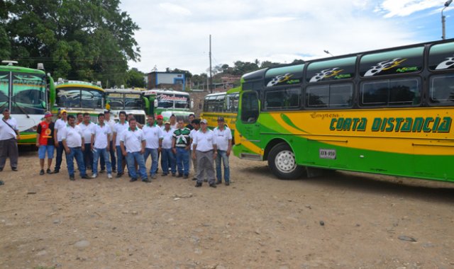 Los conductores dijeron que aún estaban en pandemia para que se dieran las alzas. Archivo La Opinión